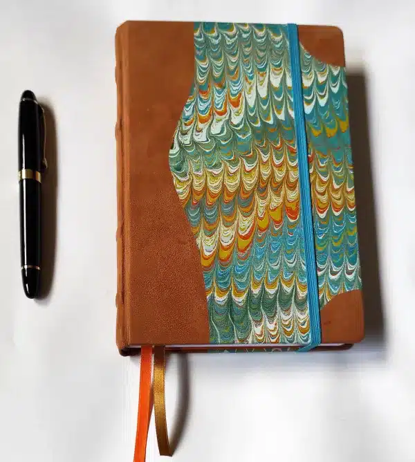 Bordázott nappabőr gerincű Bullet Journal kézművespapír borítóval és zsebbel